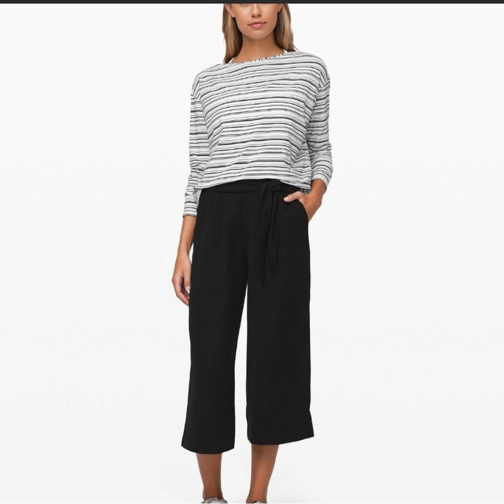 Lululemon noir crop black pants. With beautiful belt.